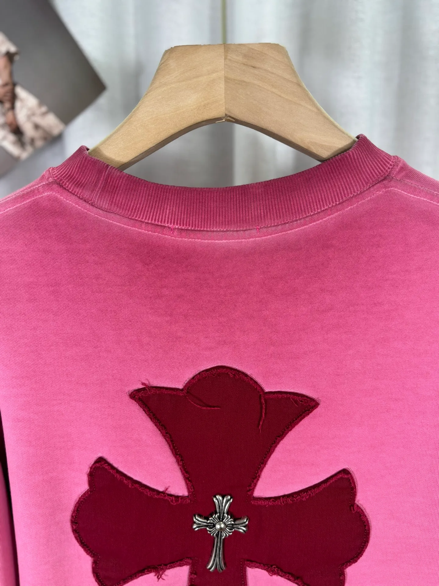 P280 top version, real shot without P, ​​different from market currency) 𝗖𝗵𝗿𝗼𝗺𝗲 𝗛𝗲𝗮𝗿𝘁𝘀/Cro Heart 2025 washed patch embroidery autumn and winter new original single counter American laser burnt 3D three-dimensional color embroidery couple casual sweatshirt 👑The highest version! Customized fabric 430g tripe terry fabric! American acid-washed and distressed original fabric laser burnt ✟appliqué embroidery and exquisite embroidery of letters! The best-selling model in the counter, very comfortable to wear. Accessories: original molded and authenticated collar label➕100% silk wash label. Genuine purchase-grade original hangtag➕matching hanging rope➕3D hanging beads➕original packaging bag. Craftsmanship: The original version has consistent wiring! The highest version of the armhole matching technique! Color: Red Black Size: S M L XL Style No.: 25-311